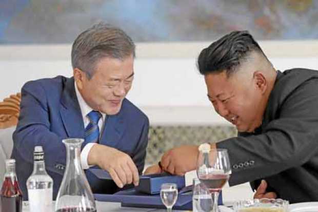 Foto | EFE | LA PATRIA  El presidente surcoreano, Moon Jae-in, habla con el líder norcoreano, Kim Jong-un, durante la tercera cu