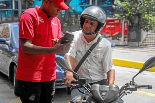 Los venezolanos que no tienen el carné de la patria deberán pagar los galones de gasolina a precios internacionales.