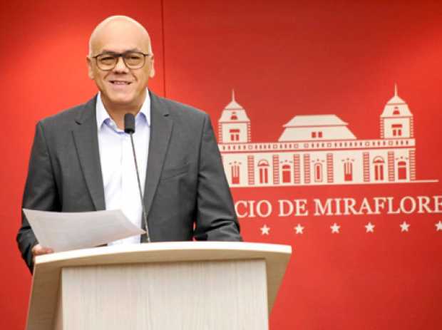 Jorge Rodríguez, ministro de Comunicación, anunció ayer las tres capturas por el atentado contra Nicolás Maduro. 