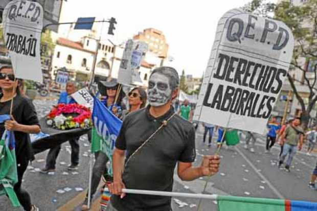 Foto | EFE | LA PATRIA  La protesta fue convocada por las dos ramas de la Central de los Trabajadores de Argentina.