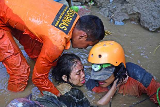 Foto | EFE | LA PATRIA  Miembros de los servicios de rescate tratan de salvar a la joven quinceañera Nurul Istikhomah de las rui