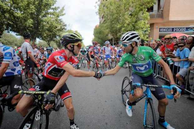 El líder de la clasificación general, Simon Philipe Yates (i), y el segundo clasificado y maillot verde, Alejandro Valverde, se 