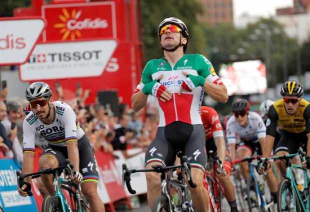 El italiano Elia Viviani (d) (Quick Step) se impone vencedor de la última etapa de la Vuelta Ciclista disputada entre la localid