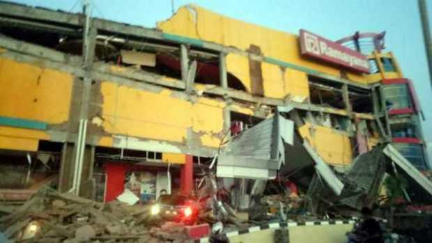 Vista de un edificio derrumbado tras un terremoto de magnitud 7,5 que sacudió la isla de Célebes, situada en el norte de Indones
