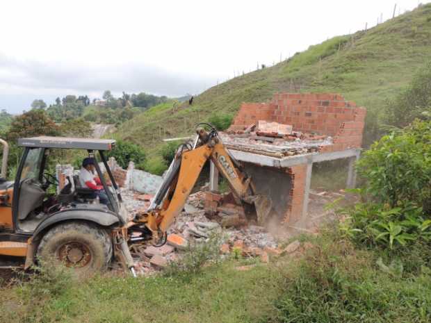 Una retroexcavadora demolió las viviendas desalojadas el año pasado en Neira por causa de las fuertes lluvias.