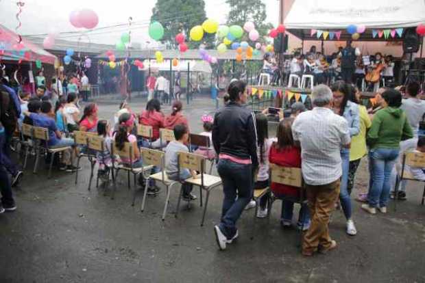 En el centro del patio de la sede de primaria del colegio La Salle los estudiantes que se forman con la Fundación Batuta ofrecie