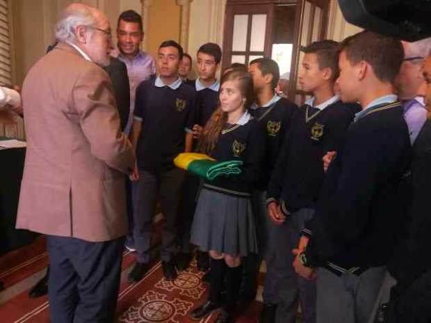 Los estudiantes de la banda sinfónica de la Institución Educativa Neira recibieron ayer reconocimientos del gobernador Guido Ech