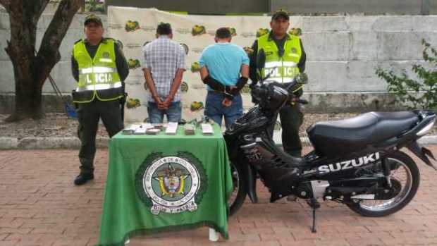 Capturados junto con los elementos incautados y dinero recuperado.