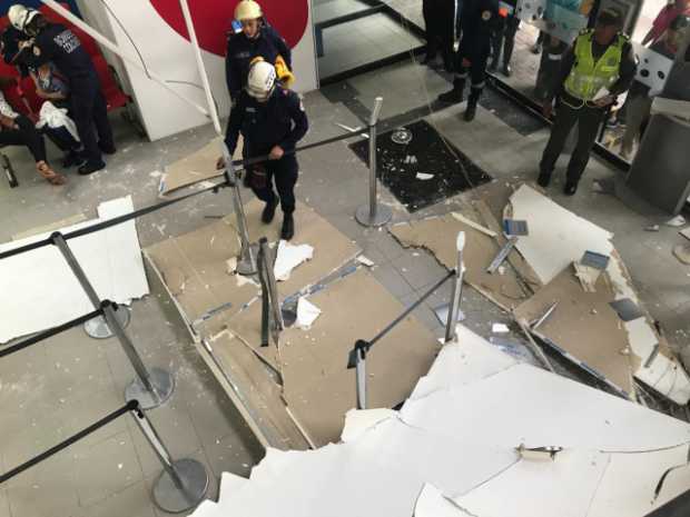 Un lesionado al caerse cielorraso de entidad bancaria en Manizales Un lesionado al caerse cielorraso de entidad bancaria en Manizales