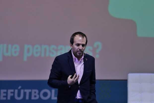 Ernesto Lucena en la Cumbre de futbfú.