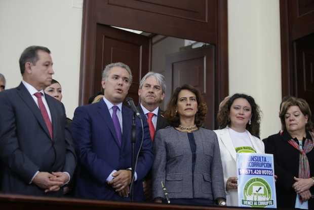  El presidente de la República, Iván Duque, en compañía de representantes de todos los partidos políticos, radicó un paquete de 