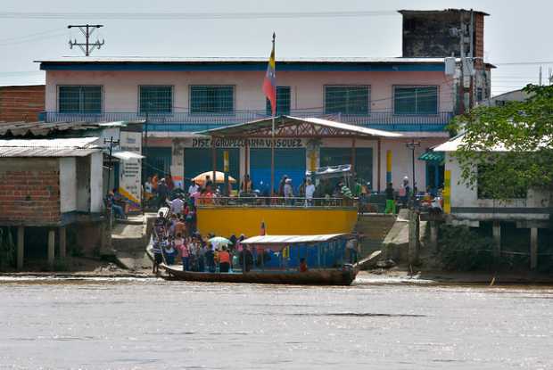 En el paso fronterizo La Victoria, a la altura del municipio de Arauquita, en Arauca, los venezolanos pasan en chalupas para ini