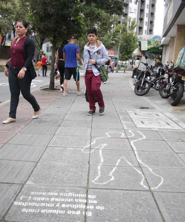 Performance en la Avenida Santander de estudiantes caídos 