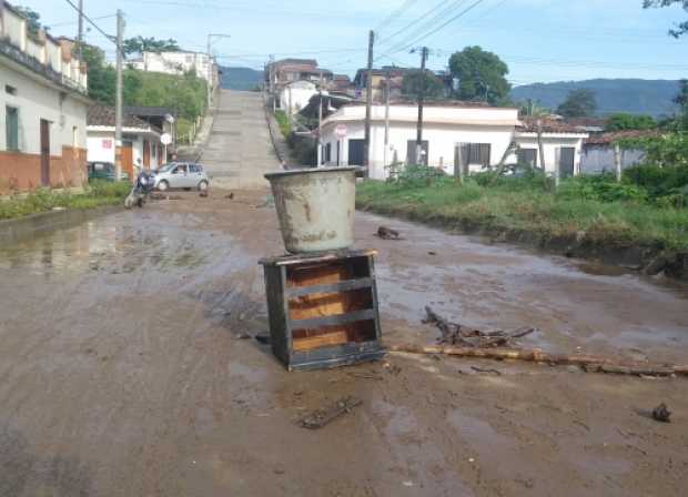 Rastros de la creciente de la quebrada Mellizo, en Viterbo, que afectó 22 familias.