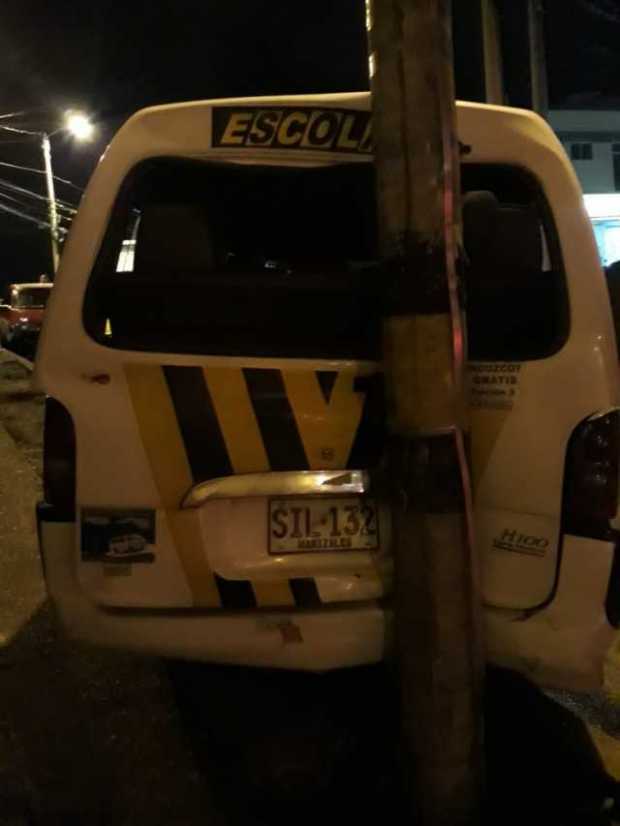 Microbús chocó contra un poste en el barrio Fátima 