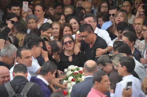 Unas 500 personas asistieron a la despedida.