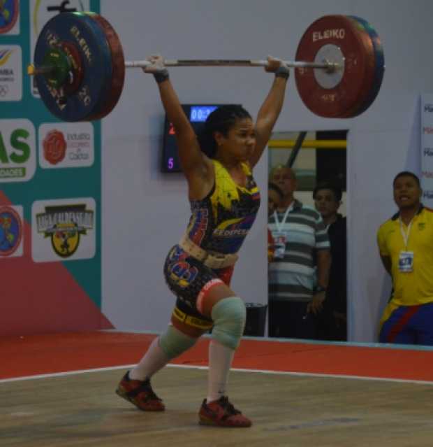 Rosalba Morales levantó 117 kg, en el segundo intento del envión y se llevó el oro.