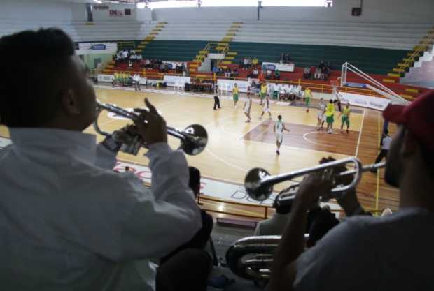 Música y deporte, combinados en la primera jornada del baloncesto masculino de la categoría Juvenil, en los Supérate.