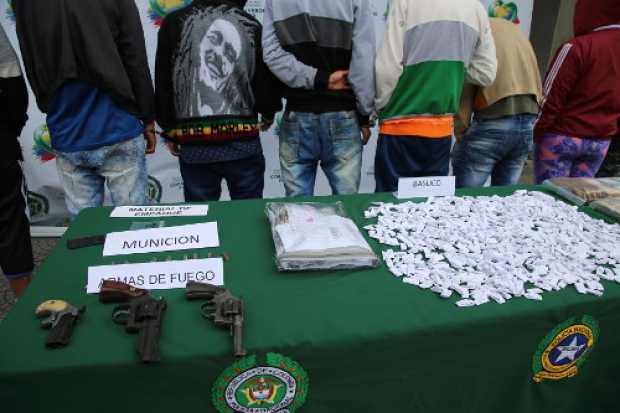 Durante el operativo se incautaron 46 cartuchos de revólver, tres armas de fuego, 7 kilogramos y medio de bazuco, 14 celulares y