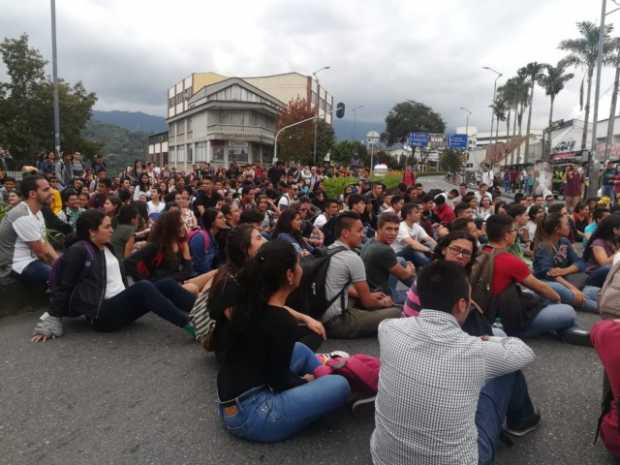 Plantón de estudiantes de la U. Nacional en el sector de Las Palmas, por la Avenida Santander. 