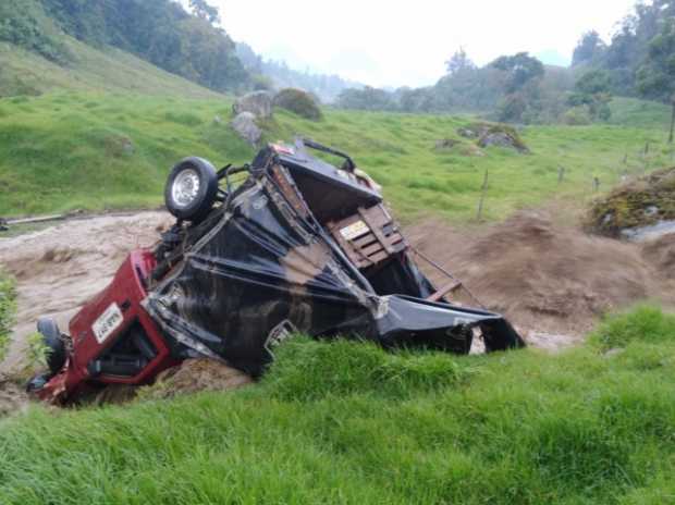 Quebrada en Lusitania se creció y arrastró vehículo que transportaba vaca