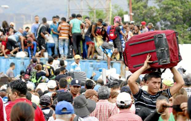 Cientos de personas se subieron a los contenedores que obstaculizan el Puente Internacional Simón Bolívar para pasar a  Cúcuta. 