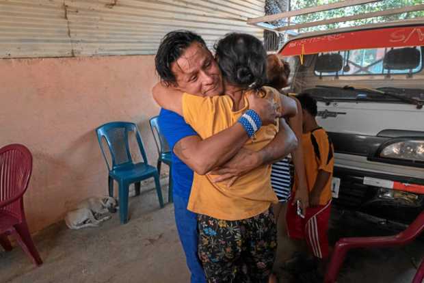 El excarcelado 'preso político' del gobierno de Daniel Ortega Franklin Rodrigo Artola García abraza a su mamá, Lidia del Socorro