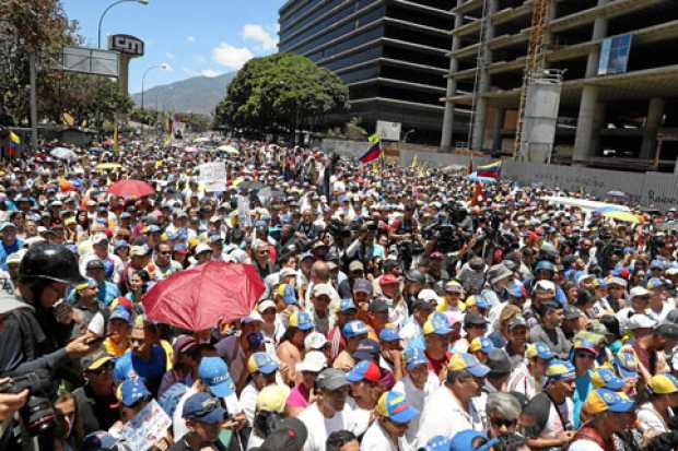 Miles de opositores venezolanos se tomaron ayer las calles de Caracas para protestar contra el gobierno de Maduro.