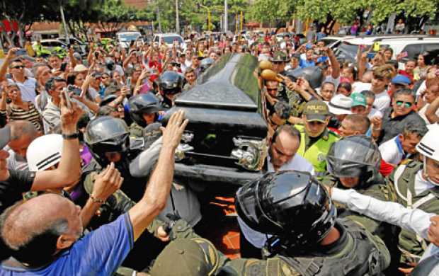 Decenas de personas despidieron en Cúcuta al fallecido cantante colombo-venezolano Pastor López. 