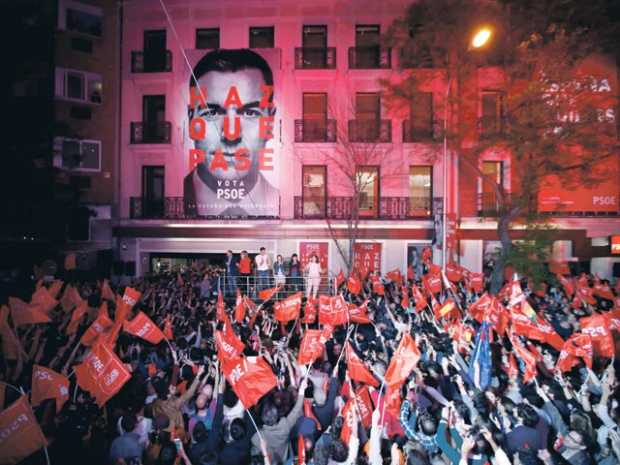 Foto | EFE | LA PATRIA  Los socialistas españoles celebraron su victoria en la sede del PSOE en Madrid con su líder Pedro Sánche