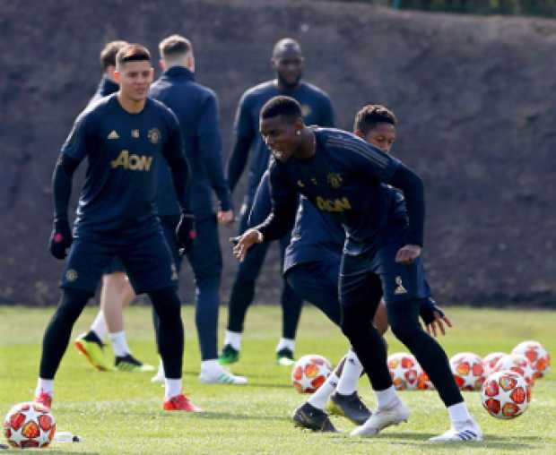 El francés Paul Pogba (derecha), carta del Manchester United en el medio campo para controlar el juego del Barcelona. 