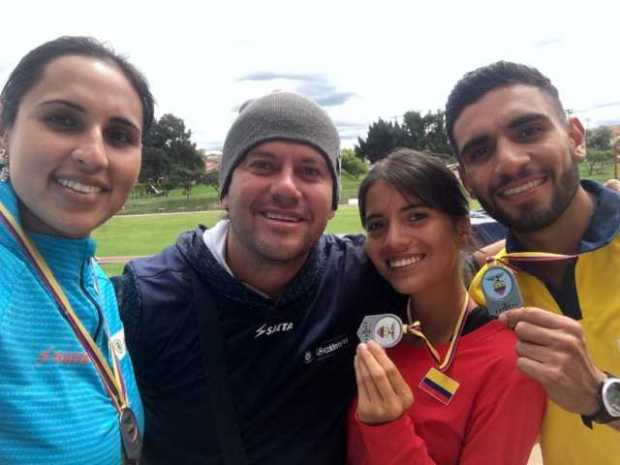 Dayana Mendieta, Ana Julieth Nieto y Jhonatan Serna acompañados el entrenador Carlos Mario Velásquez.