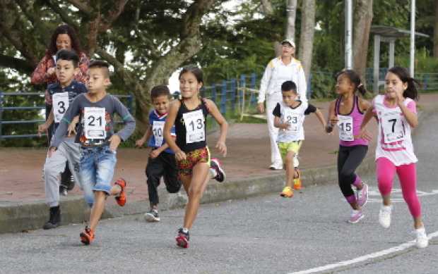 La categoría 7-8 años fue la primera que partió ayer en la Comuna Atardeceres. Nicolás Jiménez (3) fue el ganador. 