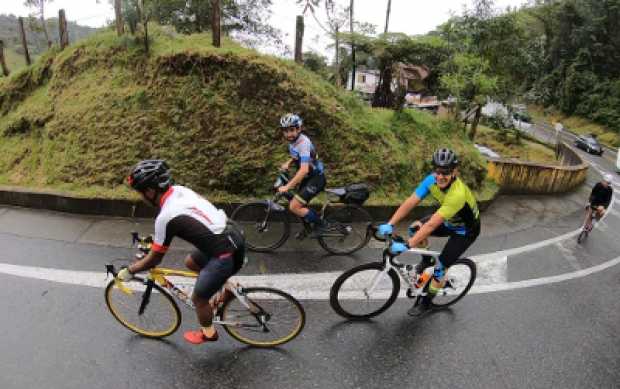 Subida de ciclistas al Alto de Letras para cumplir el Everesting Challenge Manizales Letras por 5.