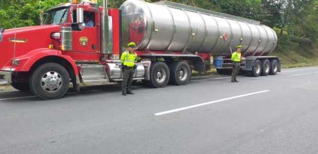 Foto | Cortesía Policía | LA PATRIA  Camión cisterna inmovilizado.