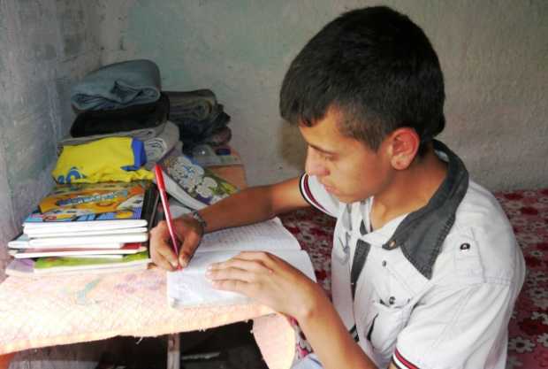 Juan David Marín siguió escribiendo sus poemas en el mismo cuaderno que le dieron en la cárcel. Pronto publicará su libro.