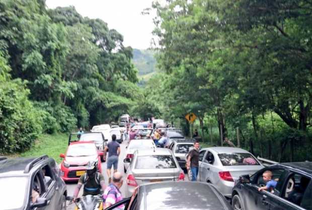 Viajeros se quejan de caos vehicular en la vía Manizales-Medellín 