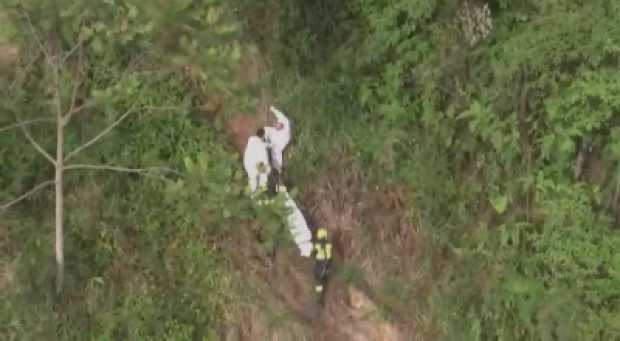 FOTO | CAPTURA DE VIDEO | LA PATRIA Momentos del rescate del cuerpo de la mujer, de origen chileno, que había llegado a Colombia