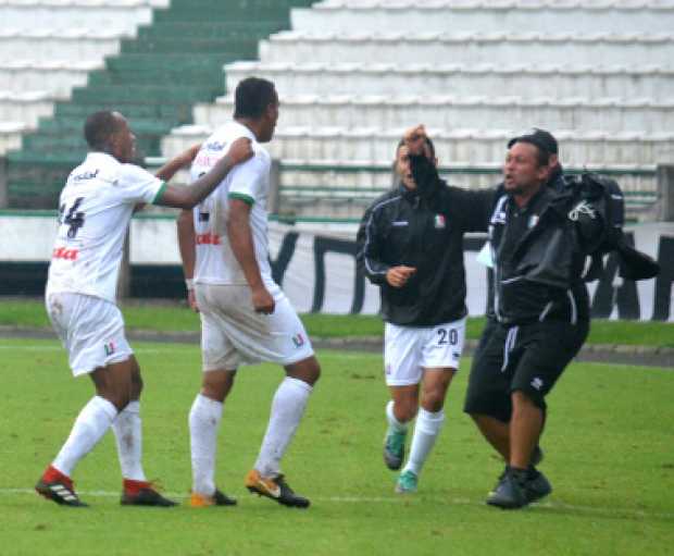 Celebración de los jugadores del Once Caldas después del gol de Diego Peralta. El defensa corrió a abrazarse con los compañeros 