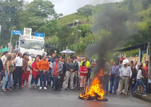 Unos 150 usuarios de Empocaldas cerraron durante media hora ayer la vía que va de Neira a Manizales en el sector de la Y, tambié