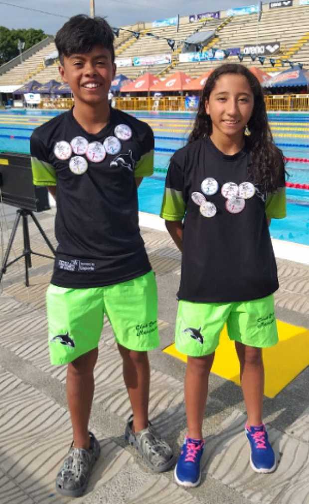 Tomás Escobar y Salomé Ocampo, medallistas del Club Orcas, con dos y tres oros, respectivamente. 