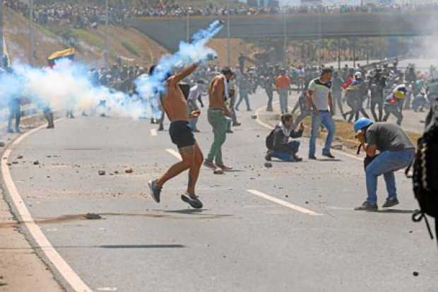 Se presentaron enfrentamientos entre manifestantes y los equipos antimotines. 