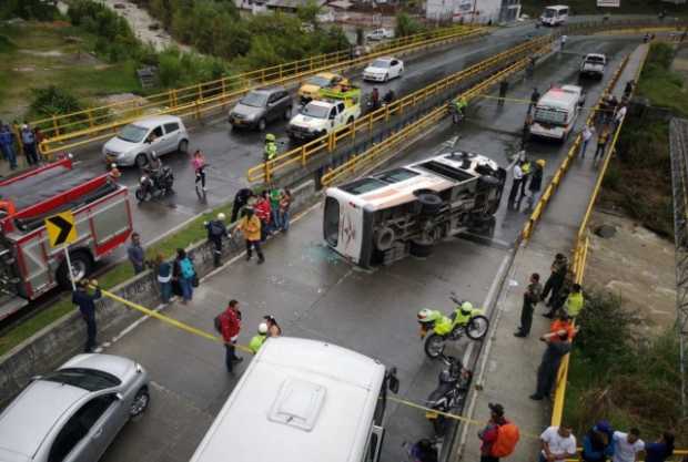 Seis lesionados en volcamiento de colectivo en la entrada a Villamaría 