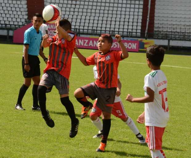 Atlético Chinchiná contra Asofútbol, de Manizales, el partido que abrió ayer en el Palogrande