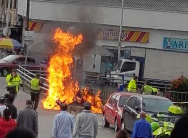 Conductor incendió su moto y la de un Policía en la Plaza Alfonso López