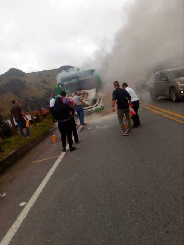 Una bus se incendió en el Alto de Letras