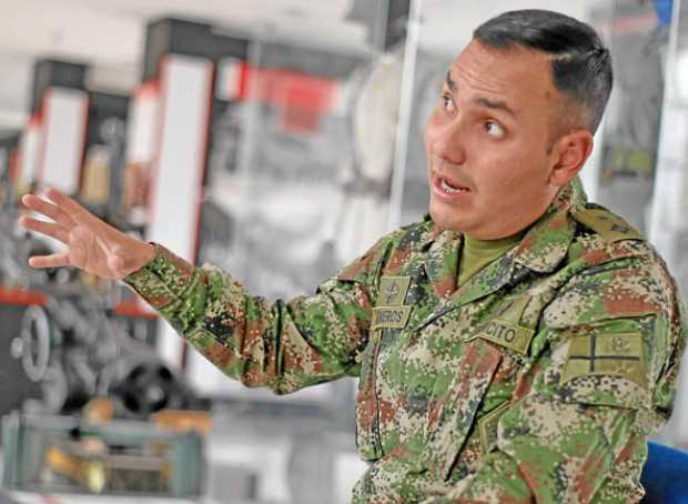 Teniente Leonardo Cisneros, oficial de historia militar del Centro de Estudios Históricos del Ejército Nacional. 