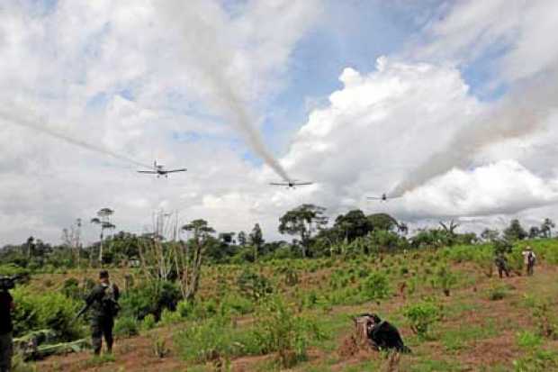 La aspersión aérea de glifosato en la frontera entre Ecuador y Colombia provocó tensiones entre ambos paíseshace unos 10 años. 