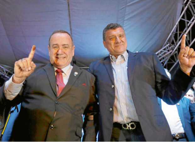 El candidato a la presidencia de Guatemala Alejandro Giammattei y el candidato a vicepresidente, Guillemo Castillo, celebran su 