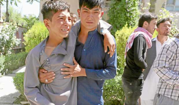 Durante la jornada de ayer tuvieron lugar funerales multitudinarios en Kabul, donde fueron enterradas las víctimas entre los sol